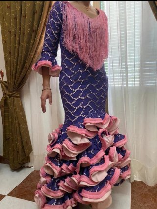 Traje de flamenca morado y rosa