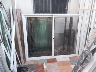 Ventana corredera de aluminio blanca