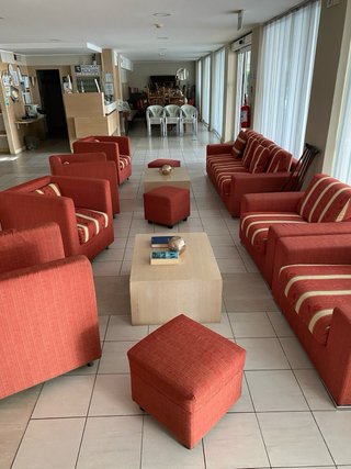 Divano, poltrone e tavolini in tessuto