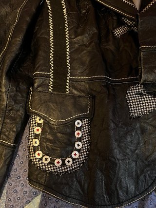Chaqueta de piel negra con botones creativos T M