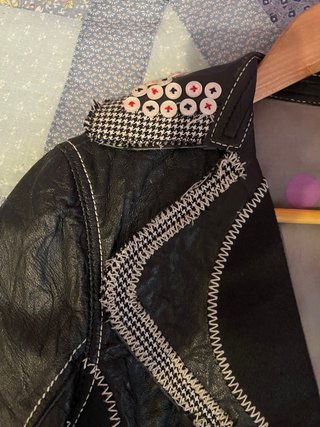 Chaqueta de piel negra con botones creativos T M