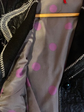 Chaqueta de piel negra con botones creativos T M