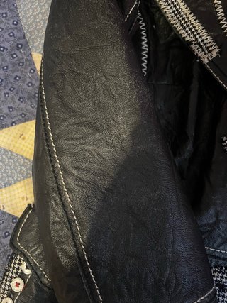 Chaqueta de piel negra con botones creativos T M