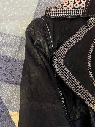 Chaqueta de piel negra con botones creativos T M