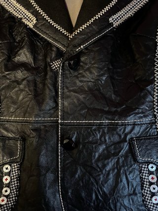 Chaqueta de piel negra con botones creativos T M