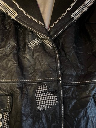 Chaqueta de piel negra con botones creativos T M