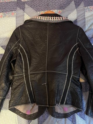 Chaqueta de piel negra con botones creativos T M