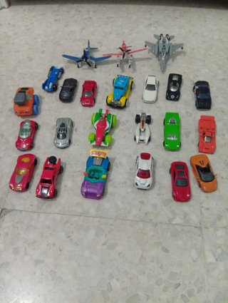 Lote coches y aviones de juguete