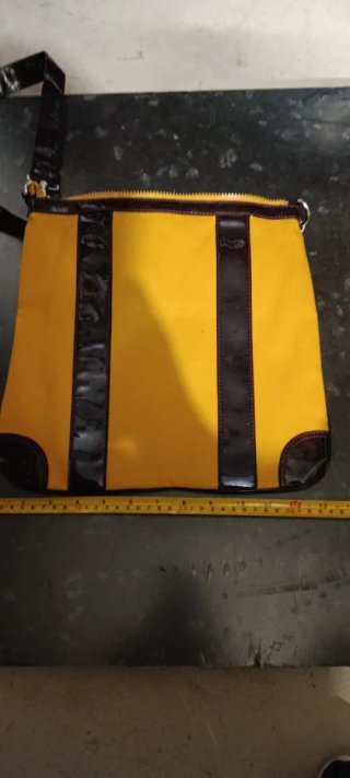 Bolso amarillo y marrón