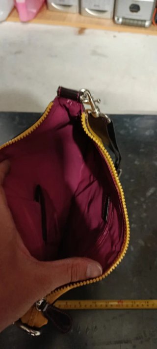 Bolso amarillo y marrón