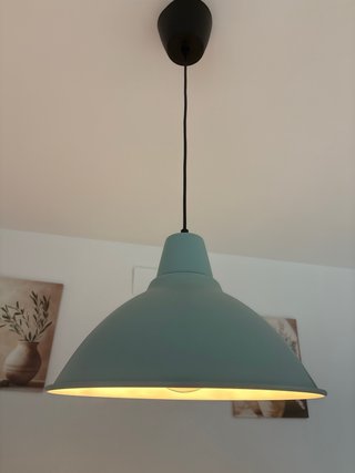 Lámpara colgante azul y blanca