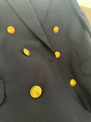 Americana cruzada azul marino con botones dorados