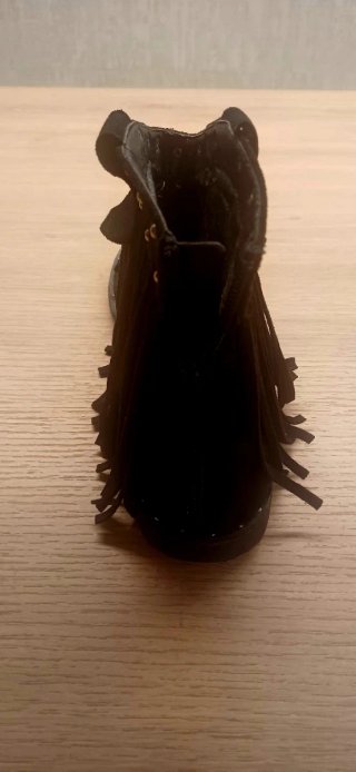 Sandalias romanas negras con tachuelas