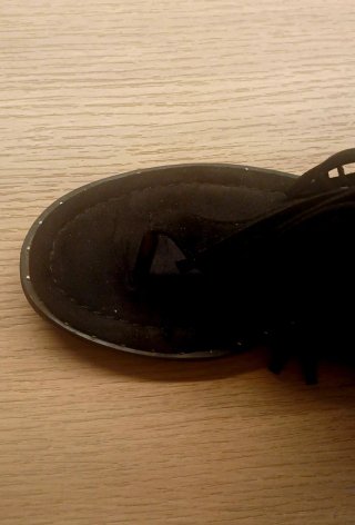 Sandalias romanas negras con tachuelas