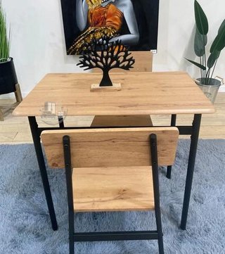 MESA CON 2 SILLAS
