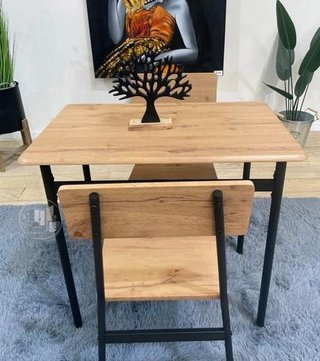 MESA CON 2 SILLAS