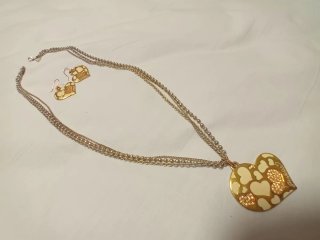 Conjunto Guess Collar y Pendientes Corazón
