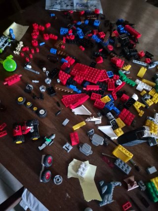 Lote LEGO: Piezas y Figuras Variadas