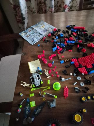 Lote LEGO: Piezas y Figuras Variadas