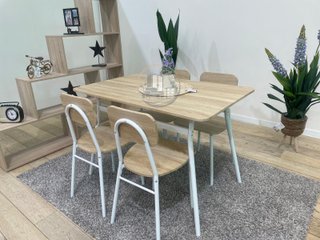 MESA CON 4 SILLAS