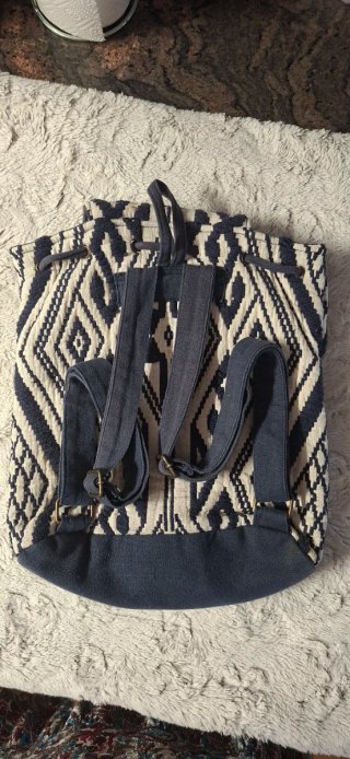 Mochila de tela geométrica con solapa con abalorio