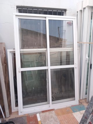 Puerta corredera de aluminio y cristal