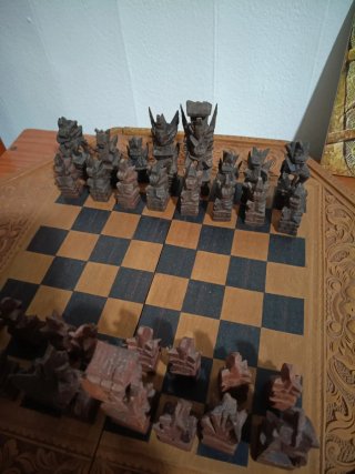Ajedrez de madera tallada artesanal