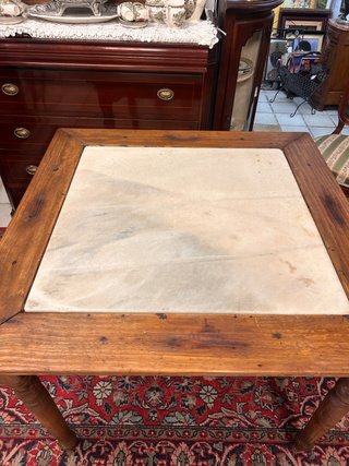 Mesa antigua de Bistró