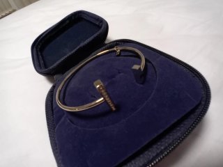 Pulsera rígida plateada y con brillantes