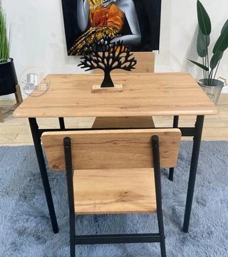 MESA CON 2 SILLAS