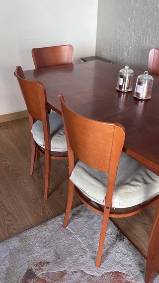 Mesa de comedor con 4 sillas de madera