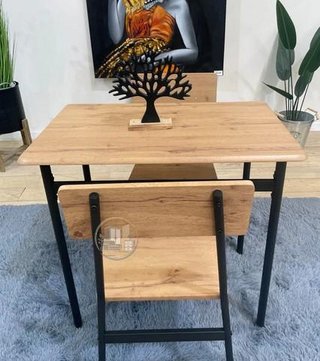 MESA CON 2 SILLAS