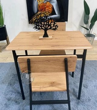 MESA CON 2 SILLAS
