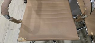Sillón de dirección beige y plateado