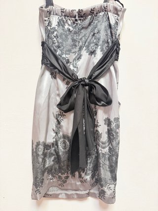 Vestido de fiesta Barbarella satinado gris y negro