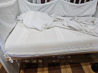 Cuna de bebé blanca de la marca Trama