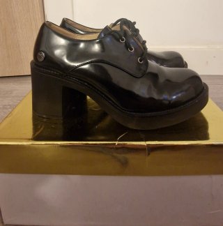 Zapatos negros de tacón talla 36