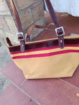 Bolso de tela con detalles en piel