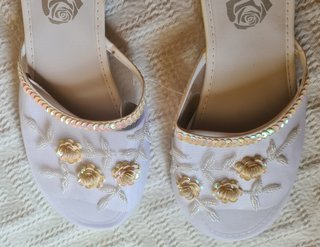 Sandalias blancas flores doradas lentejuelas 38