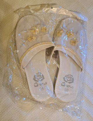 Sandalias blancas flores doradas lentejuelas 38