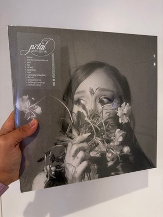 Vinilo Ariana Grande Petal (Portada Alternativa)