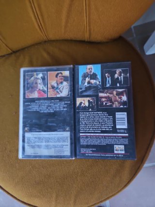 2 Películas VHS: Algo Pasa con Mary y En Línea de
