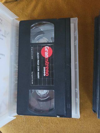 2 Películas VHS: Algo Pasa con Mary y En Línea de
