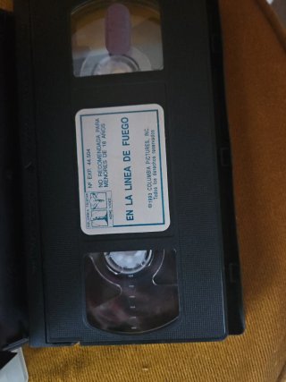 2 Películas VHS: Algo Pasa con Mary y En Línea de
