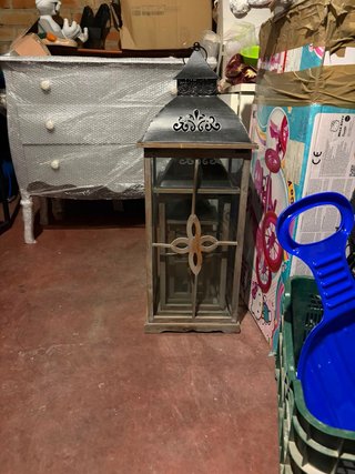 Candelabro de metal y madera
