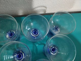 Copas de cristal azul y transparente