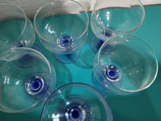 Copas de cristal azul y transparente