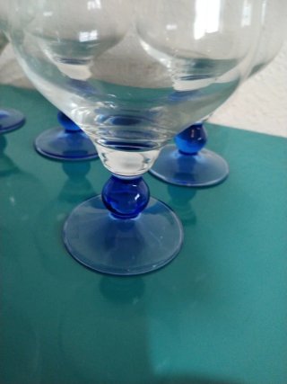 Copas de cristal azul y transparente