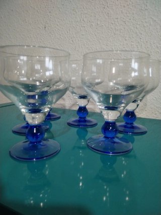 Copas de cristal azul y transparente