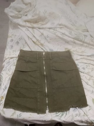 Falda verde militar con cremallera